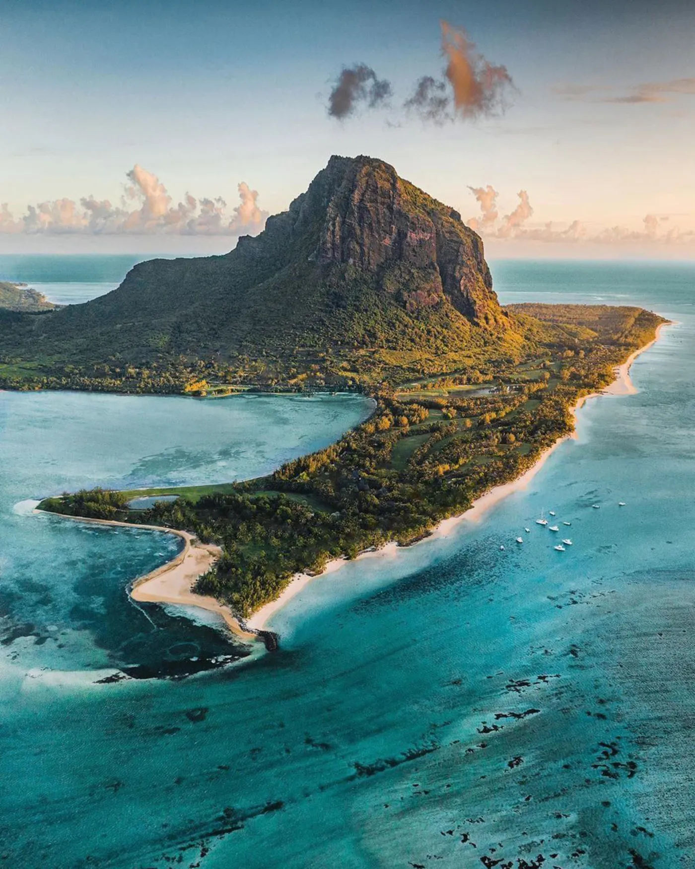 Vue aérienne du Morne Brabant et du lagon turquoise, Île Maurice